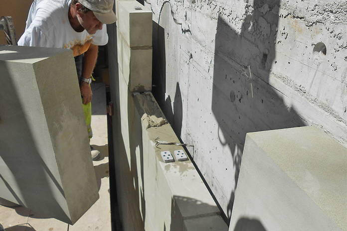 2016_8_dscn5106.jpg Sanierung einer Sandsteinmauer in der Stadt Bern